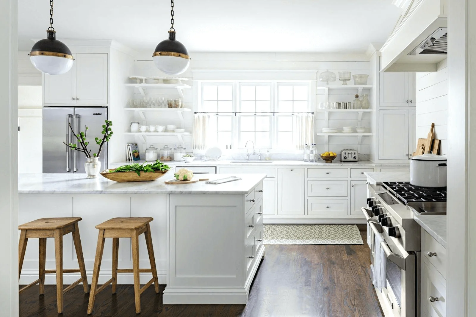 Pros and cons of white kitchen cabinets